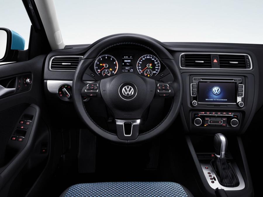  Volkswagen Sagitar Bluemotion 2013 года  (фото 3 из 8)